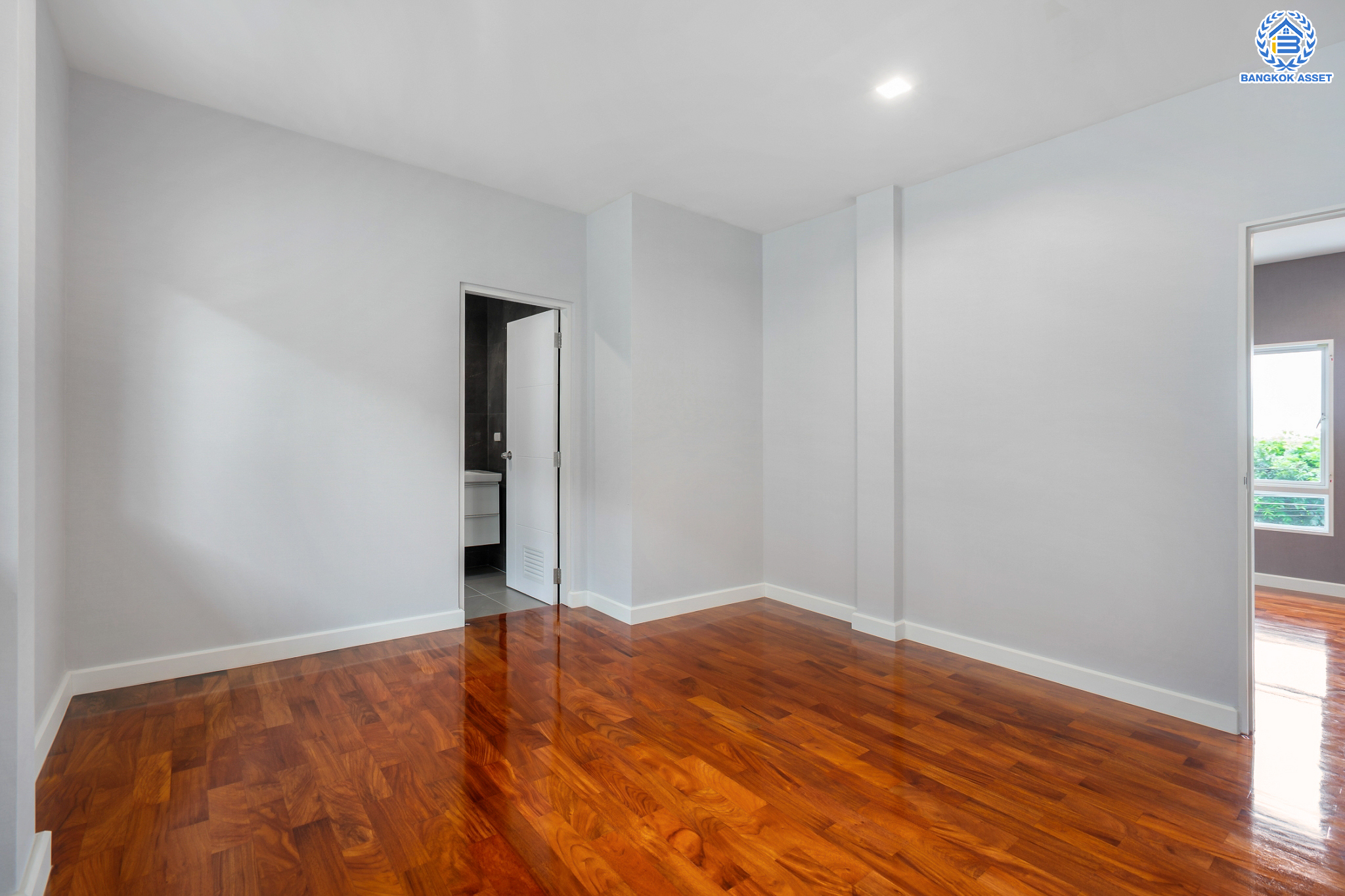 บ้านมือสองตกแต่งใหม่ แบรนด์สุดหรูจาก SC ASSET ม.บางกอกบูเลอวาร์ด สาทร-ปิ่นเกล้า ถนนเมน เนื้อที่ 72.7 ตร.ว. กว้างขวางบนพื้นที่ใช้สอยกว่า 311 ตร.ม. ฟังก์ชันจัดเต็ม 4 ห้องนอน 4 ห้องน้ำ (ห้องนอนทุกห้องมีห้องน้ำในตัว) จอดรถได้ 3 คัน บนทำเลใจกลางราชพฤกษ์ ใกล้ทางด่วน "ศรีรัช" พร้อมเชื่อมสู่สาทร-ปิ่นเกล้า ได้อย่างรวดเร็ว